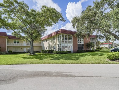 Turn-key 1BR/1.5BA in Vista Royale, Vero's most active 55+ on The American Golf Club in Florida - for sale on GolfHomes.com, golf home, golf lot