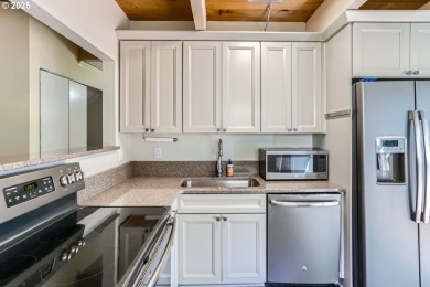 End-unit townhouse with unbeatable golf course lot! With an on Rock Creek Country Club in Oregon - for sale on GolfHomes.com, golf home, golf lot