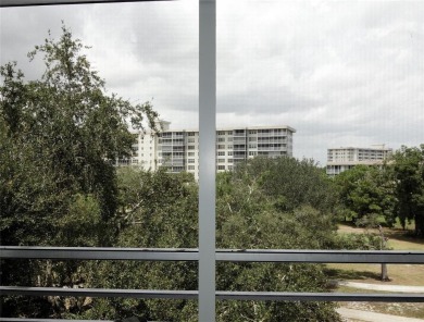 Beautifully updated top-floor 2/2 condo on Palm Aire's Oaks Lane on Palm-Aire Country Club and Resort - Palms in Florida - for sale on GolfHomes.com, golf home, golf lot
