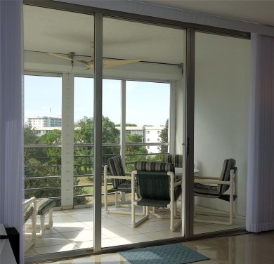 Beautifully updated top-floor 2/2 condo on Palm Aire's Oaks Lane on Palm-Aire Country Club and Resort - Palms in Florida - for sale on GolfHomes.com, golf home, golf lot