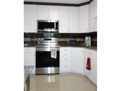 Beautifully updated top-floor 2/2 condo on Palm Aire's Oaks Lane on Palm-Aire Country Club and Resort - Palms in Florida - for sale on GolfHomes.com, golf home, golf lot