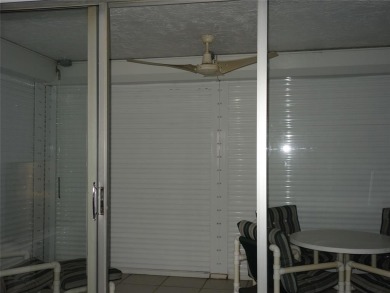 Beautifully updated top-floor 2/2 condo on Palm Aire's Oaks Lane on Palm-Aire Country Club and Resort - Palms in Florida - for sale on GolfHomes.com, golf home, golf lot