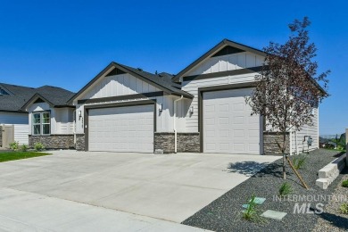 The Mirage by Pioneer Homes, charming single level home with a on Hunters Point Golf Club in Idaho - for sale on GolfHomes.com, golf home, golf lot