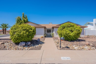GREAT OPEN FLOOR PLAN IN A PRIME LOCATION.  SINGLE LEVEL 4 on Ahwatukee Country Club in Arizona - for sale on GolfHomes.com, golf home, golf lot