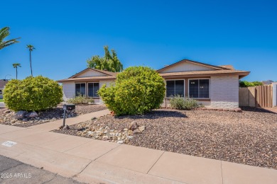 GREAT OPEN FLOOR PLAN IN A PRIME LOCATION.  SINGLE LEVEL 4 on Ahwatukee Country Club in Arizona - for sale on GolfHomes.com, golf home, golf lot