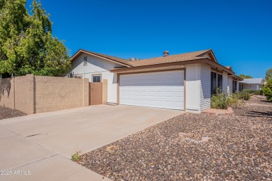 GREAT OPEN FLOOR PLAN IN A PRIME LOCATION.  SINGLE LEVEL 4 on Ahwatukee Country Club in Arizona - for sale on GolfHomes.com, golf home, golf lot
