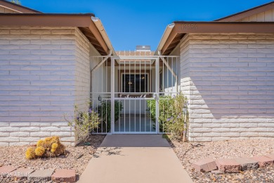 GREAT OPEN FLOOR PLAN IN A PRIME LOCATION.  SINGLE LEVEL 4 on Ahwatukee Country Club in Arizona - for sale on GolfHomes.com, golf home, golf lot