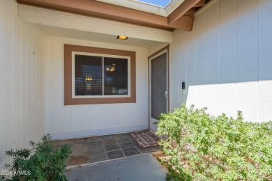 GREAT OPEN FLOOR PLAN IN A PRIME LOCATION.  SINGLE LEVEL 4 on Ahwatukee Country Club in Arizona - for sale on GolfHomes.com, golf home, golf lot
