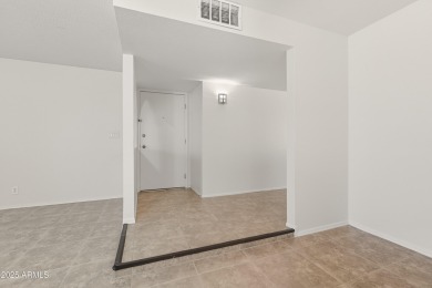 GREAT OPEN FLOOR PLAN IN A PRIME LOCATION.  SINGLE LEVEL 4 on Ahwatukee Country Club in Arizona - for sale on GolfHomes.com, golf home, golf lot