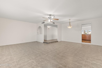 GREAT OPEN FLOOR PLAN IN A PRIME LOCATION.  SINGLE LEVEL 4 on Ahwatukee Country Club in Arizona - for sale on GolfHomes.com, golf home, golf lot