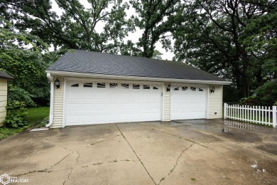 Check out this 3-bedroom home in an appealing location near on Highland Park Golf Course in Iowa - for sale on GolfHomes.com, golf home, golf lot