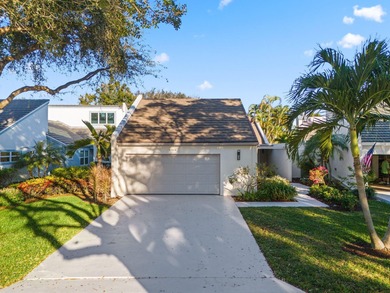 This single story home offers 3 bedrooms, 3.5 baths, 2 car on Jonathans Landing Golf Club in Florida - for sale on GolfHomes.com, golf home, golf lot