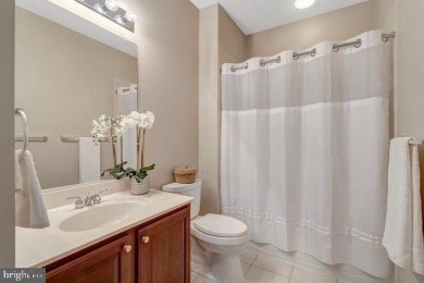 *Heritage Hunt 55+* GORGEOUS 3-lvl 'Lakemont'* Screened Porch!* on Heritage Hunt Golf and Country Club in Virginia - for sale on GolfHomes.com, golf home, golf lot
