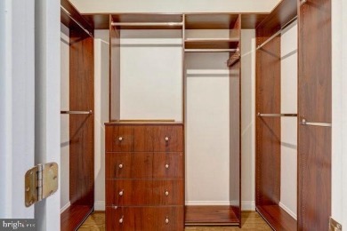 *Heritage Hunt 55+* GORGEOUS 3-lvl 'Lakemont'* Screened Porch!* on Heritage Hunt Golf and Country Club in Virginia - for sale on GolfHomes.com, golf home, golf lot