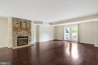 *Heritage Hunt 55+* GORGEOUS 3-lvl 'Lakemont'* Screened Porch!* on Heritage Hunt Golf and Country Club in Virginia - for sale on GolfHomes.com, golf home, golf lot