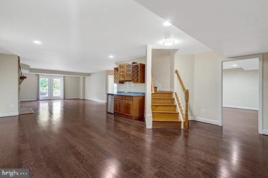 *Heritage Hunt 55+* GORGEOUS 3-lvl 'Lakemont'* Screened Porch!* on Heritage Hunt Golf and Country Club in Virginia - for sale on GolfHomes.com, golf home, golf lot