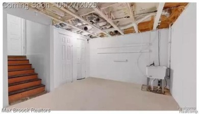 Welcome to this  2 bedroom and 1.1 bathroom end unit Condo on Glen Oaks Golf Course in Michigan - for sale on GolfHomes.com, golf home, golf lot