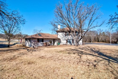 This stunning 5 bedroom, 3 bath home offers breathtaking lake on Lake Kiowa Golf Course in Texas - for sale on GolfHomes.com, golf home, golf lot