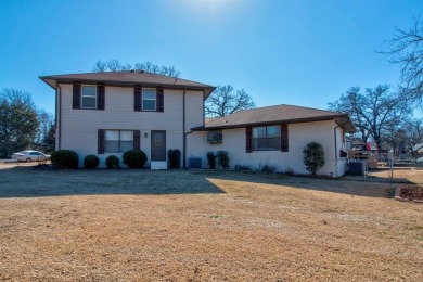 This stunning 5 bedroom, 3 bath home offers breathtaking lake on Lake Kiowa Golf Course in Texas - for sale on GolfHomes.com, golf home, golf lot