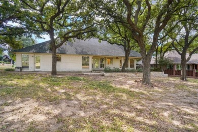 Welcome to this spacious 3 bedroom 2.1 bath 2 car garage in on The Club At Runaway Bay in Texas - for sale on GolfHomes.com, golf home, golf lot