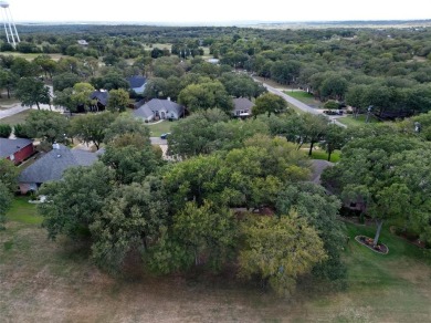 Welcome to this spacious 3 bedroom 2.1 bath 2 car garage in on The Club At Runaway Bay in Texas - for sale on GolfHomes.com, golf home, golf lot