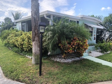 -- CHARMING 2 Bedroom / 1 Bath BEACH COTTAGE!! Located in the on Spessard Holland Golf Course in Florida - for sale on GolfHomes.com, golf home, golf lot