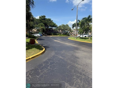Well maintained and very spacious 3/2.5 townhome in Woodmont on  in Florida - for sale on GolfHomes.com, golf home, golf lot