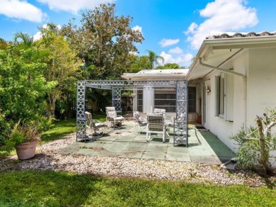 Mid-Century Gem by Ruth Richmond - 2 Bed, 2 Bath Home in on Sara Bay Country Club in Florida - for sale on GolfHomes.com, golf home, golf lot