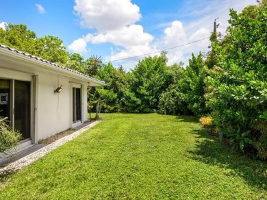 Mid-Century Gem by Ruth Richmond - 2 Bed, 2 Bath Home in on Sara Bay Country Club in Florida - for sale on GolfHomes.com, golf home, golf lot