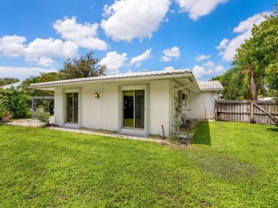 Mid-Century Gem by Ruth Richmond - 2 Bed, 2 Bath Home in on Sara Bay Country Club in Florida - for sale on GolfHomes.com, golf home, golf lot