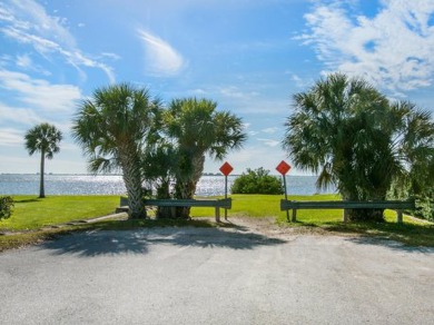 Mid-Century Gem by Ruth Richmond - 2 Bed, 2 Bath Home in on Sara Bay Country Club in Florida - for sale on GolfHomes.com, golf home, golf lot