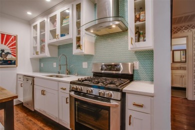 Take in breathtaking, unobstructed sunsets from this charming on Stevens Park Golf Course in Texas - for sale on GolfHomes.com, golf home, golf lot
