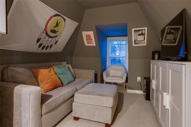 Take in breathtaking, unobstructed sunsets from this charming on Stevens Park Golf Course in Texas - for sale on GolfHomes.com, golf home, golf lot