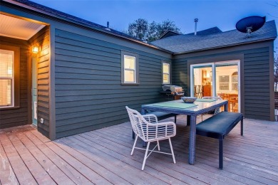 Take in breathtaking, unobstructed sunsets from this charming on Stevens Park Golf Course in Texas - for sale on GolfHomes.com, golf home, golf lot