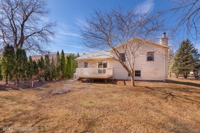 Spacious 4-bed, 2-full-bath and 1 half bath house located in the on Savannah Oaks Golf Club of Candlewick Lake in Illinois - for sale on GolfHomes.com, golf home, golf lot