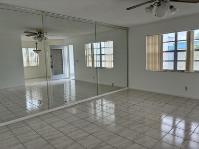 Lovely 2 bedroom 2 bath home in highly desireable Kings Point on Kings Point Golf -Flanders Way in Florida - for sale on GolfHomes.com, golf home, golf lot
