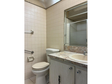 Lovely 2 bedroom 2 bath home in highly desireable Kings Point on Kings Point Golf -Flanders Way in Florida - for sale on GolfHomes.com, golf home, golf lot