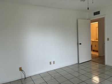 Lovely 2 bedroom 2 bath home in highly desireable Kings Point on Kings Point Golf -Flanders Way in Florida - for sale on GolfHomes.com, golf home, golf lot