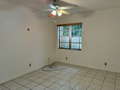 Lovely 2 bedroom 2 bath home in highly desireable Kings Point on Kings Point Golf -Flanders Way in Florida - for sale on GolfHomes.com, golf home, golf lot
