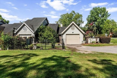 Well maintained single story townhome with a garage and walking on Shadowmoss Plantation Golf Club in South Carolina - for sale on GolfHomes.com, golf home, golf lot