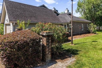 Well maintained single story townhome with a garage and walking on Shadowmoss Plantation Golf Club in South Carolina - for sale on GolfHomes.com, golf home, golf lot