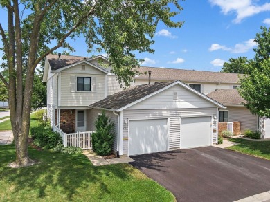 Beautifully maintained 2 bed, 2.5 bath townhome in the highly on Schaumburg Golf Club in Illinois - for sale on GolfHomes.com, golf home, golf lot