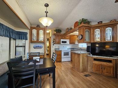 Meticulously maintained and furnished, this 1+ bedroom home on Viewpoint Golf Resort in Arizona - for sale on GolfHomes.com, golf home, golf lot