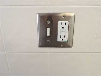 Immaculate *PHILODENDRON* w/private backyard, centrally located on Mainlands Golf Club in Florida - for sale on GolfHomes.com, golf home, golf lot