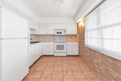 Spacious 3-bed, 2.5-bath condo in sought-after Palm Aire on Oaks on Palm-Aire Country Club and Resort - Palms in Florida - for sale on GolfHomes.com, golf home, golf lot