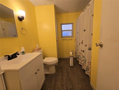 This 2-bedroom 2 bath home in Banbury Village of Zellwood on Zellwood Station Country Club in Florida - for sale on GolfHomes.com, golf home, golf lot