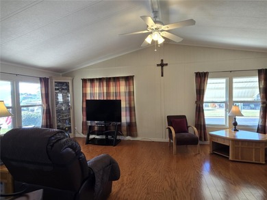 This 2-bedroom 2 bath home in Banbury Village of Zellwood on Zellwood Station Country Club in Florida - for sale on GolfHomes.com, golf home, golf lot