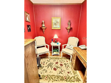 Adorable home in sought after Hunting Creek. This charming 1950s on Hopkinsville Golf and Country Club in Kentucky - for sale on GolfHomes.com, golf home, golf lot