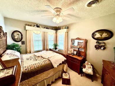 Adorable home in sought after Hunting Creek. This charming 1950s on Hopkinsville Golf and Country Club in Kentucky - for sale on GolfHomes.com, golf home, golf lot