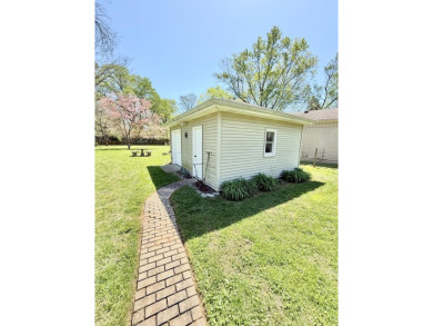 Adorable home in sought after Hunting Creek. This charming 1950s on Hopkinsville Golf and Country Club in Kentucky - for sale on GolfHomes.com, golf home, golf lot